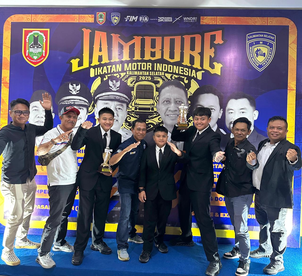 MEMBANGGAKAN: Dua Pereli Muda Tapin bersama tim MAB HRVRT memperlihatkan piala penghargaan.