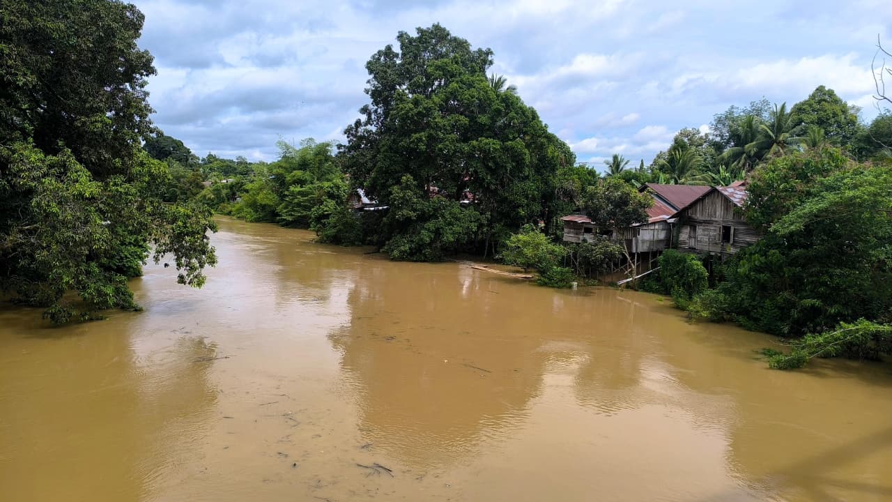 SIAGA: Sungai Balangan di Lampihong tercatat berada pada level siaga dengan ketinggian 3,3 meter. Foto diambil Senin (15/12).