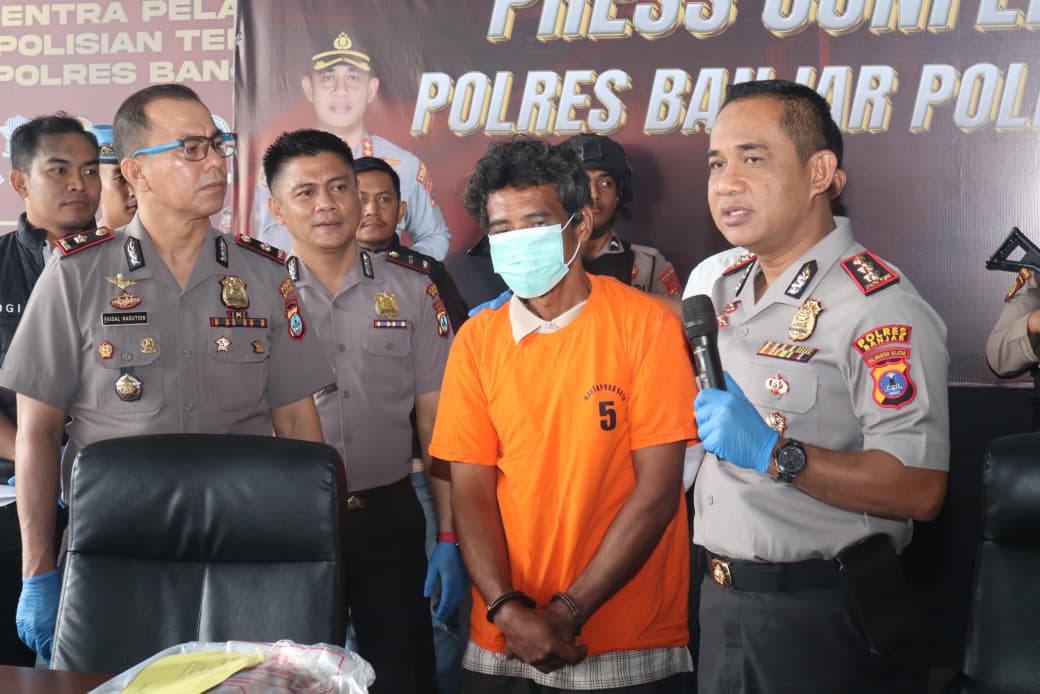 MENGAKU: Kapolres Banjar AKBP Dr Fadli menanyai pelaku saat rilis kasus pembunuhan di Mapolres Banjar, Senin (15/12/2025).