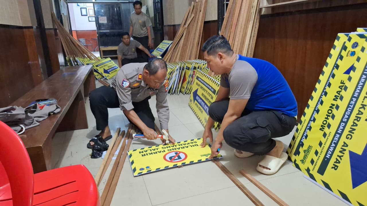 MENYIAPKAN: Satlantas Polres Banjarbaru sedang menyiapkan 190 rambu lalu lintas.