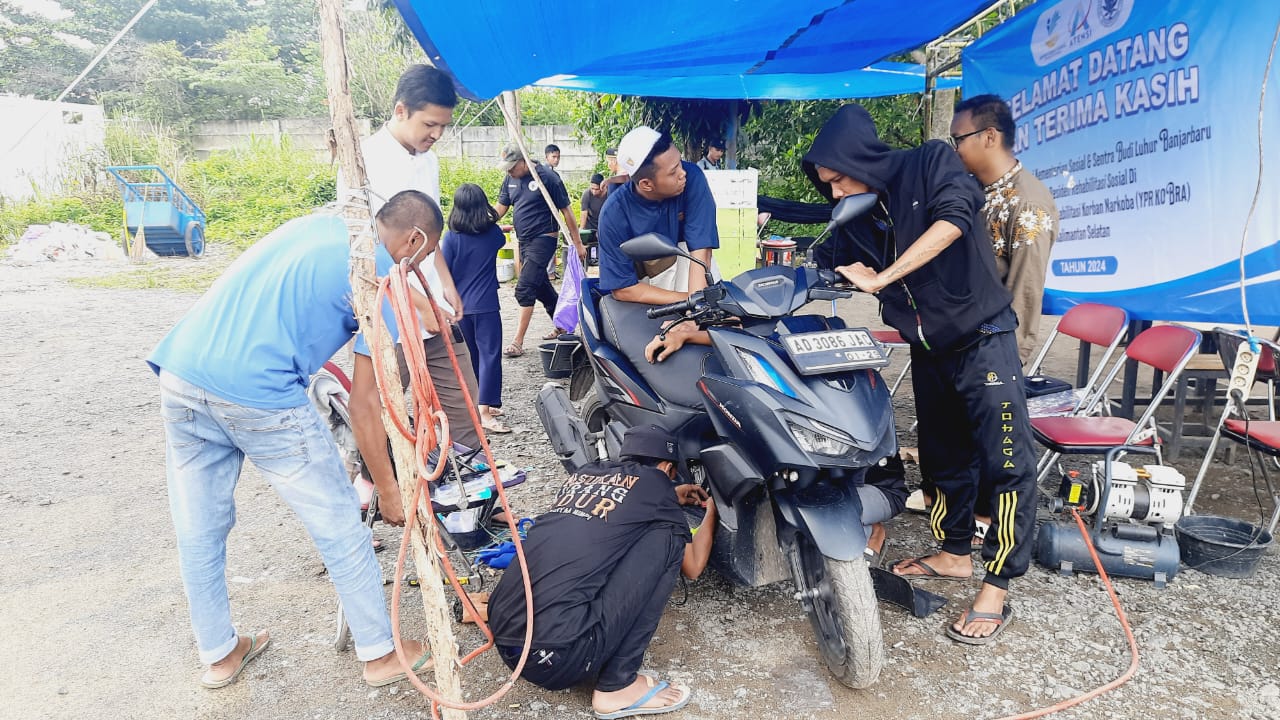 GRATIS: Layanan service motor gratis di Posko Singgah YPR Kobra Kalsel pada momen 5 Rajab awal Januari 2025 lalu.