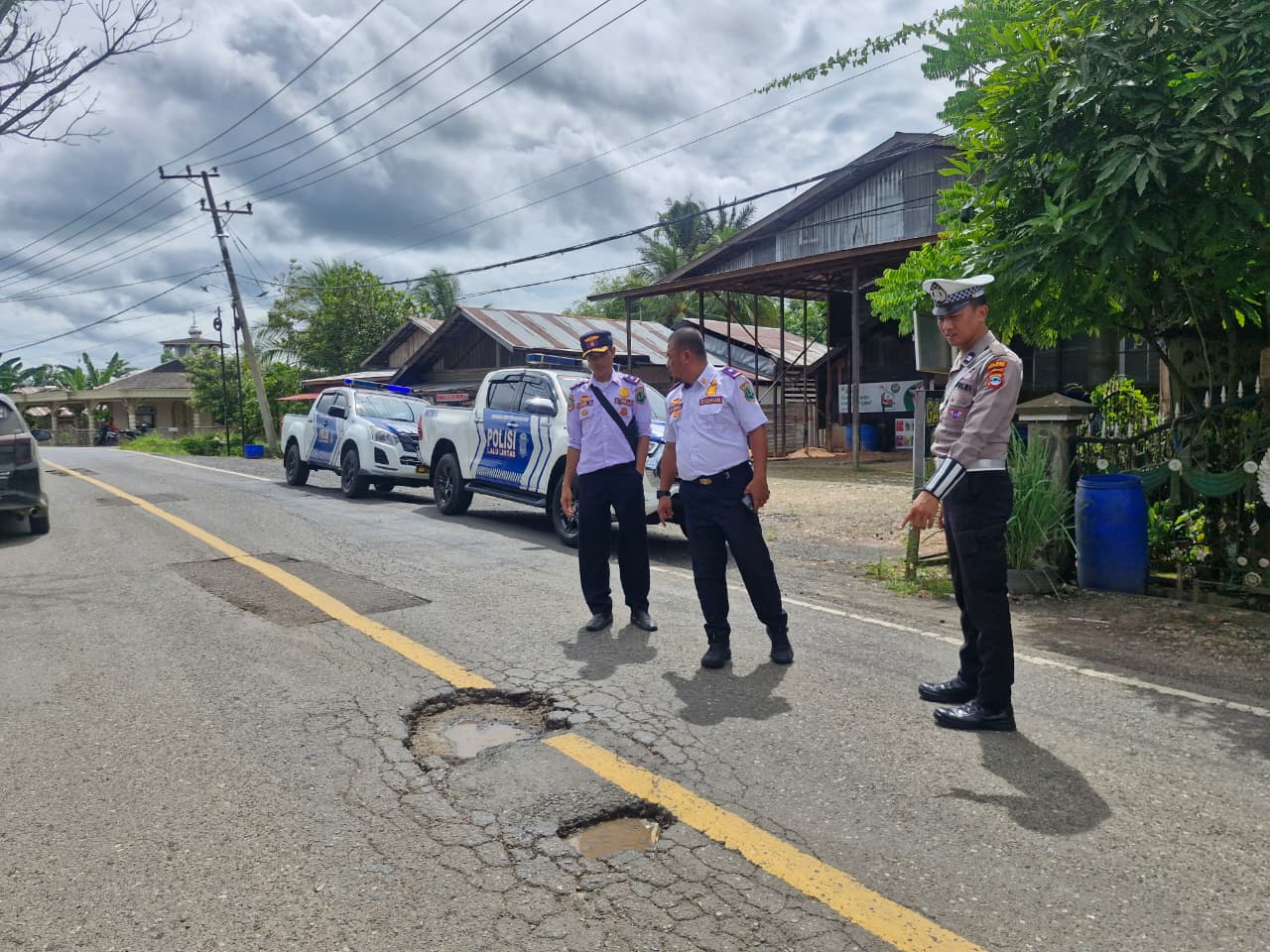 ANTISIPASI: Anggota Satlantas Polres HSU dan Dishub HSU melakukan pengecekan jalan berlubang di wilayah Amuntai menjelang Nataru dan Momen 5 Rajab, Senin (15/12/2025).
