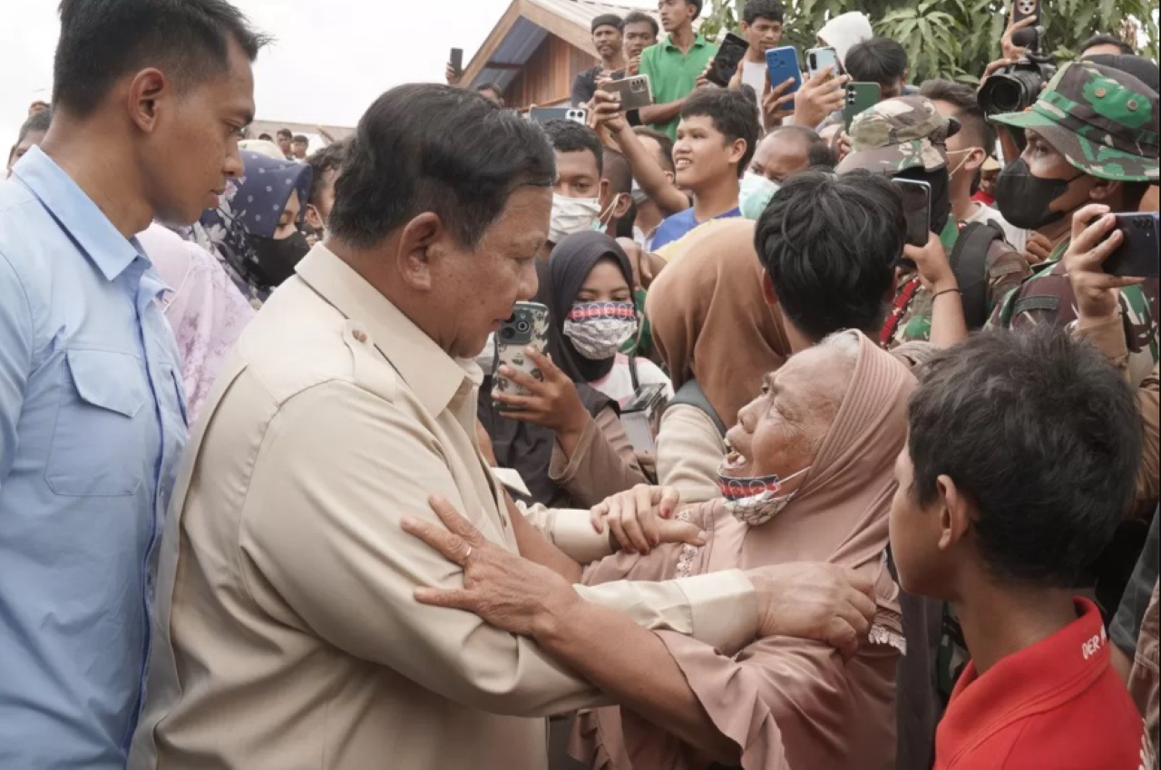KORBAN BANJIR: Presiden Prabowo Subianto menyapa salah seorang ibu saat menyambangi korban banjir tanah longsor di Aceh.