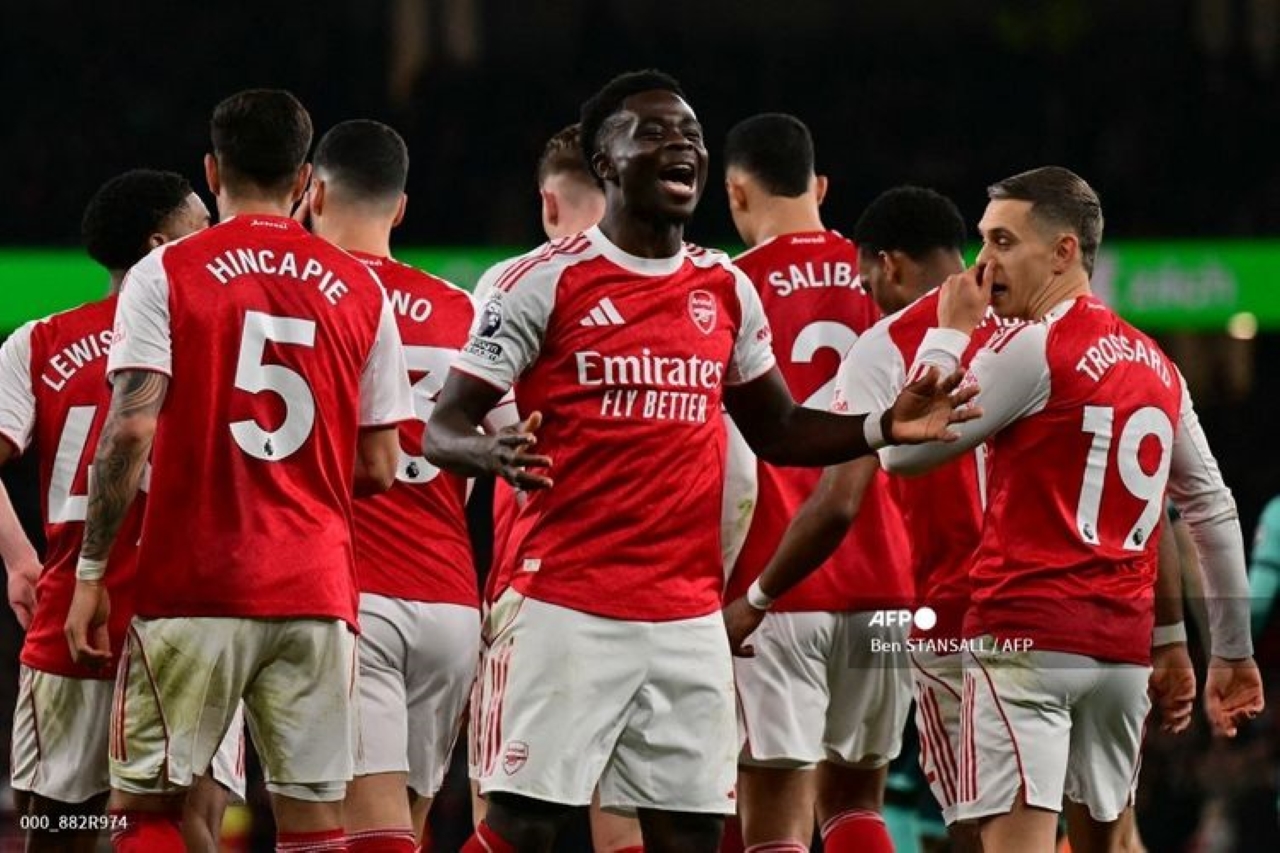 MERAYAKAN: Pemain Arsenal merayakan kemenangan atas Wolves, Minggu (14/12).