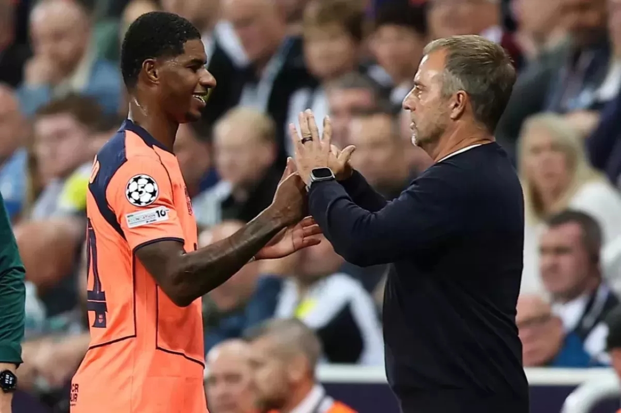 BERSAMA: Marcus Rashford saat bersama Hansi Flick.