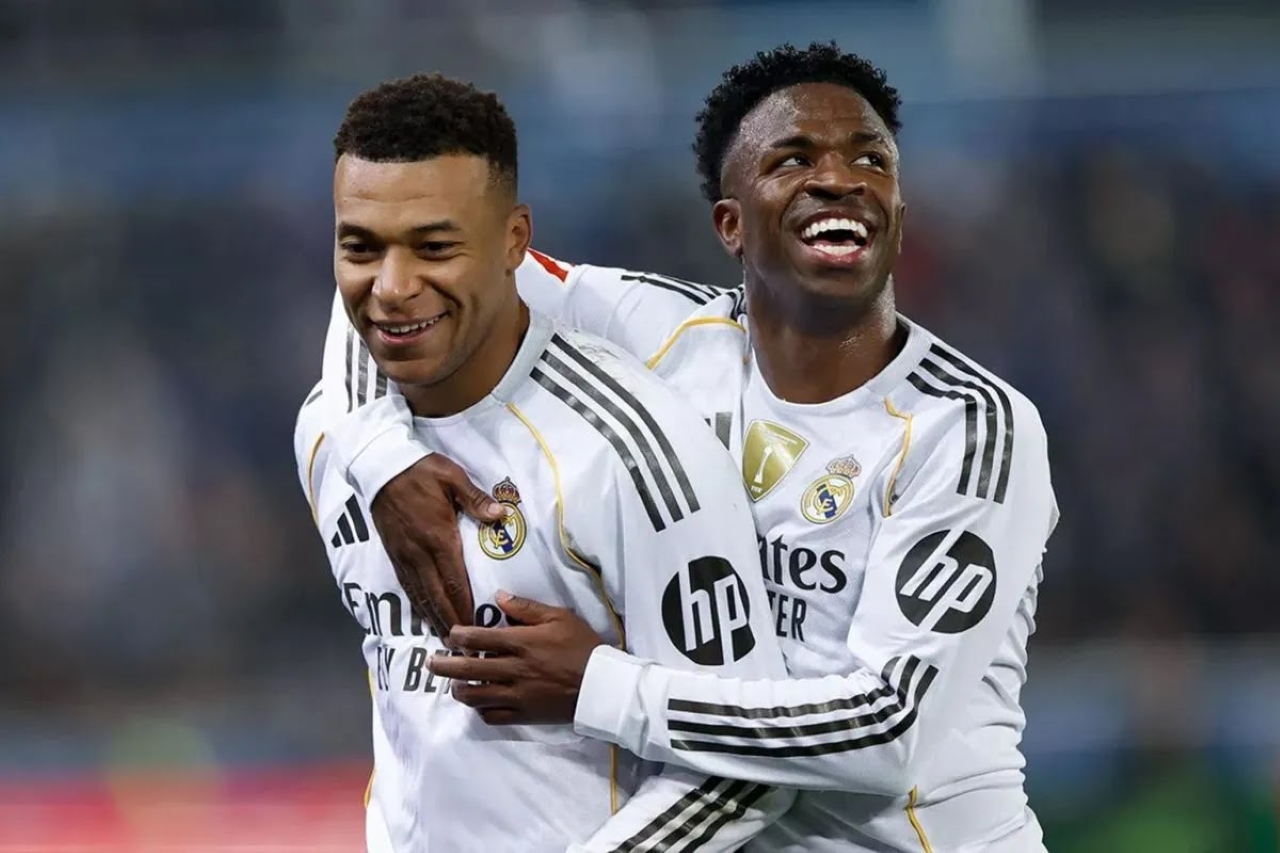 SELEBRASI: Penyerang Real Madrid Kylian Mbappe (kiri) merayakan keberhasilannya mencetak gol bersama Vinicius Junior (kanan) pada pertandingan Liga Spanyol menghadapi Alaves di Stadion Mendizorroza