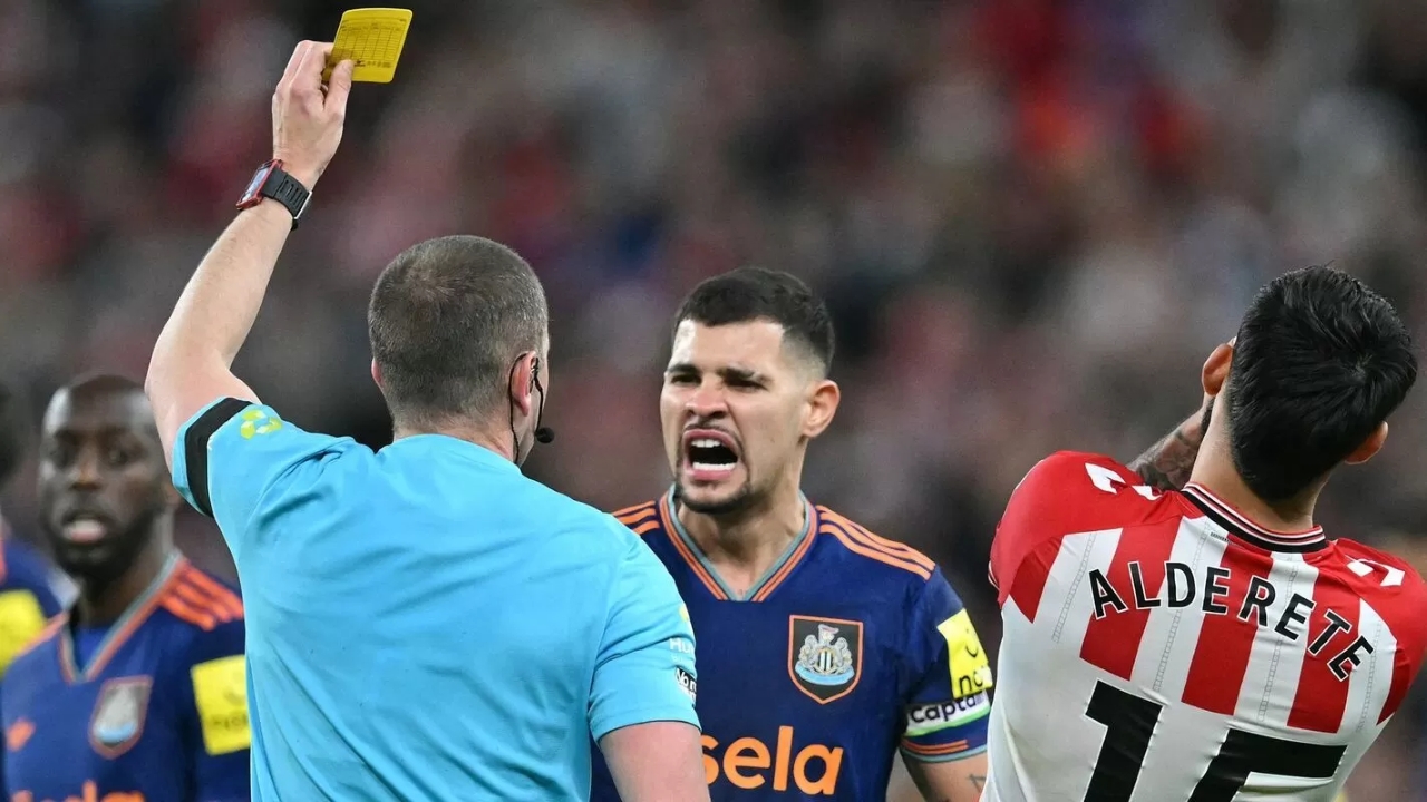 DAPAT KARTU: Guimaraes mendapat kartu kuning dalam Derby Tyne-Wear, Minggu (14/12) malam.