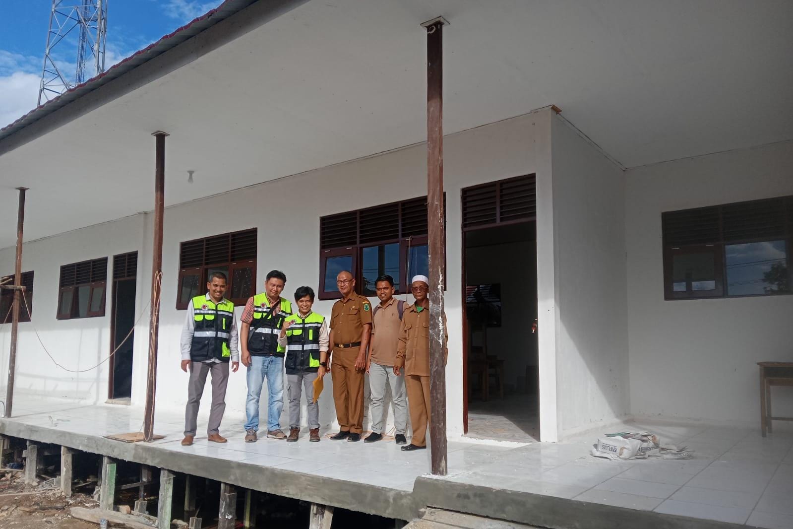 PROYEK: Revitalisasi SDN Danau Ceramin, Kecamatan Amuntai Tengah hampir rampung dengan nilai Rp 1 miliar lebih.