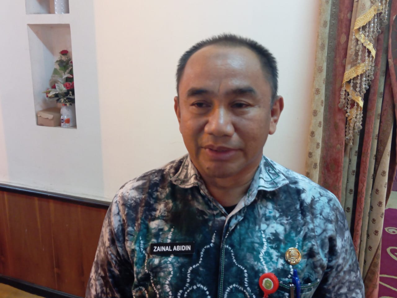 BERI KETERANGAN: Asisten Pemerintah dan Kesra Setda Tapin, Zainal Abidin memberikan keterangan terkait rencana Pemkab Tapin membuka posko singgah jemaah 5 Rajab.