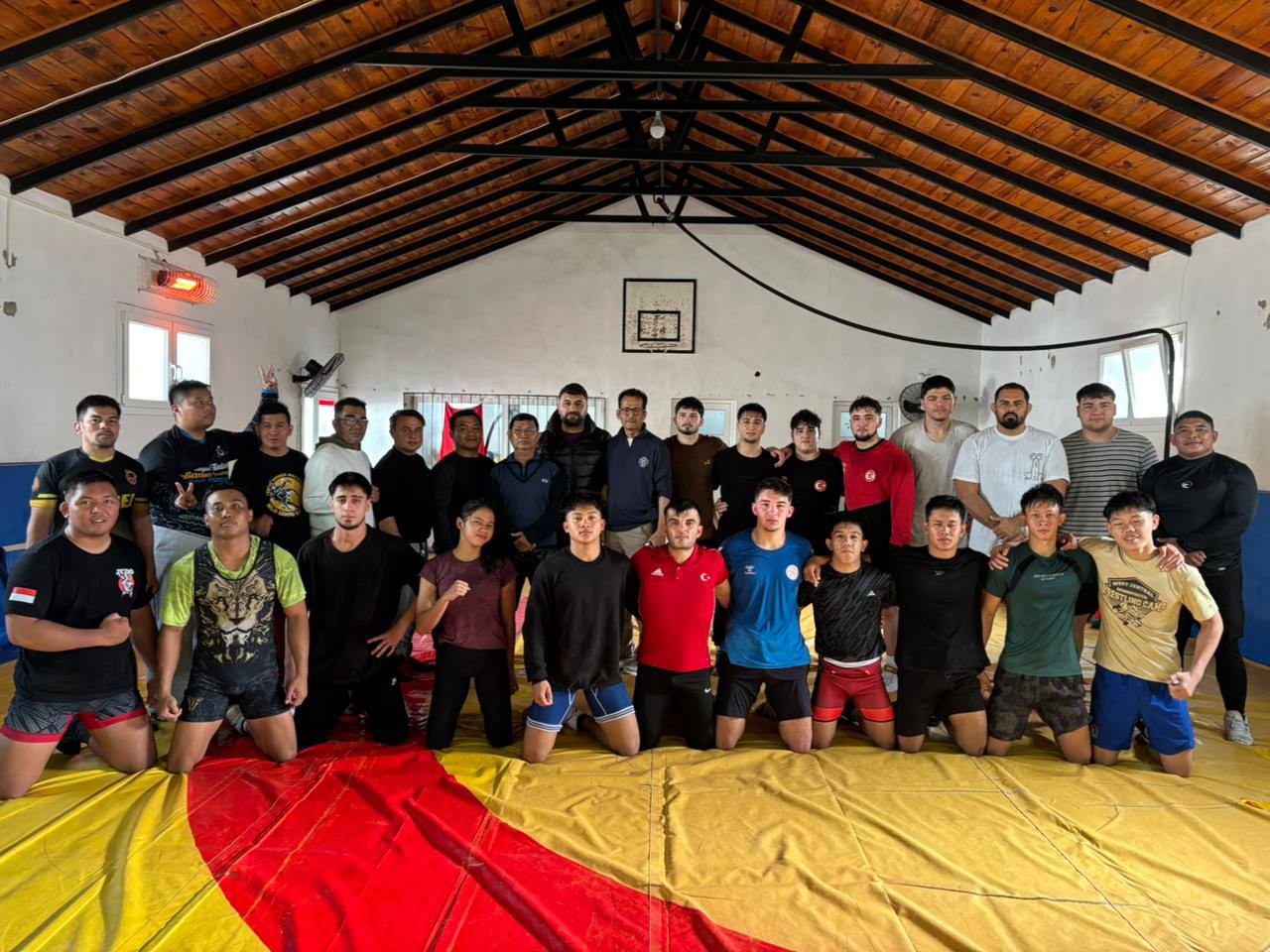 LATIHAN: Sejumlah atlet gulat Kalimantan Selatan mengikuti sesi latihan bersama atlet internasional saat menjalani pemusatan latihan di Turki.