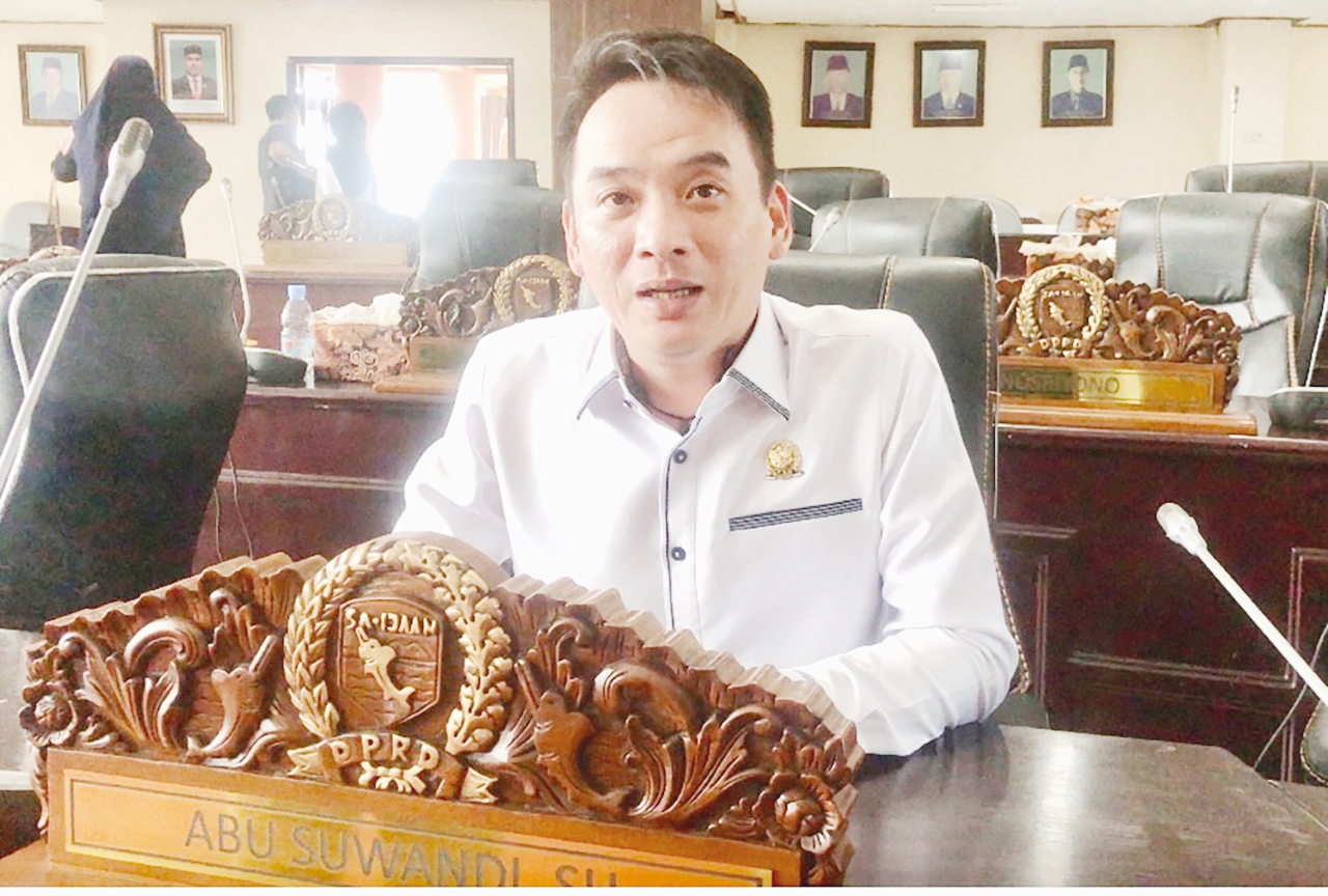PRIHATIN: Abu Suwandi Ketua Komisi ll DPRD Kotabaru saat mengungkap banyaknya masalah nelayan Kotabaru.