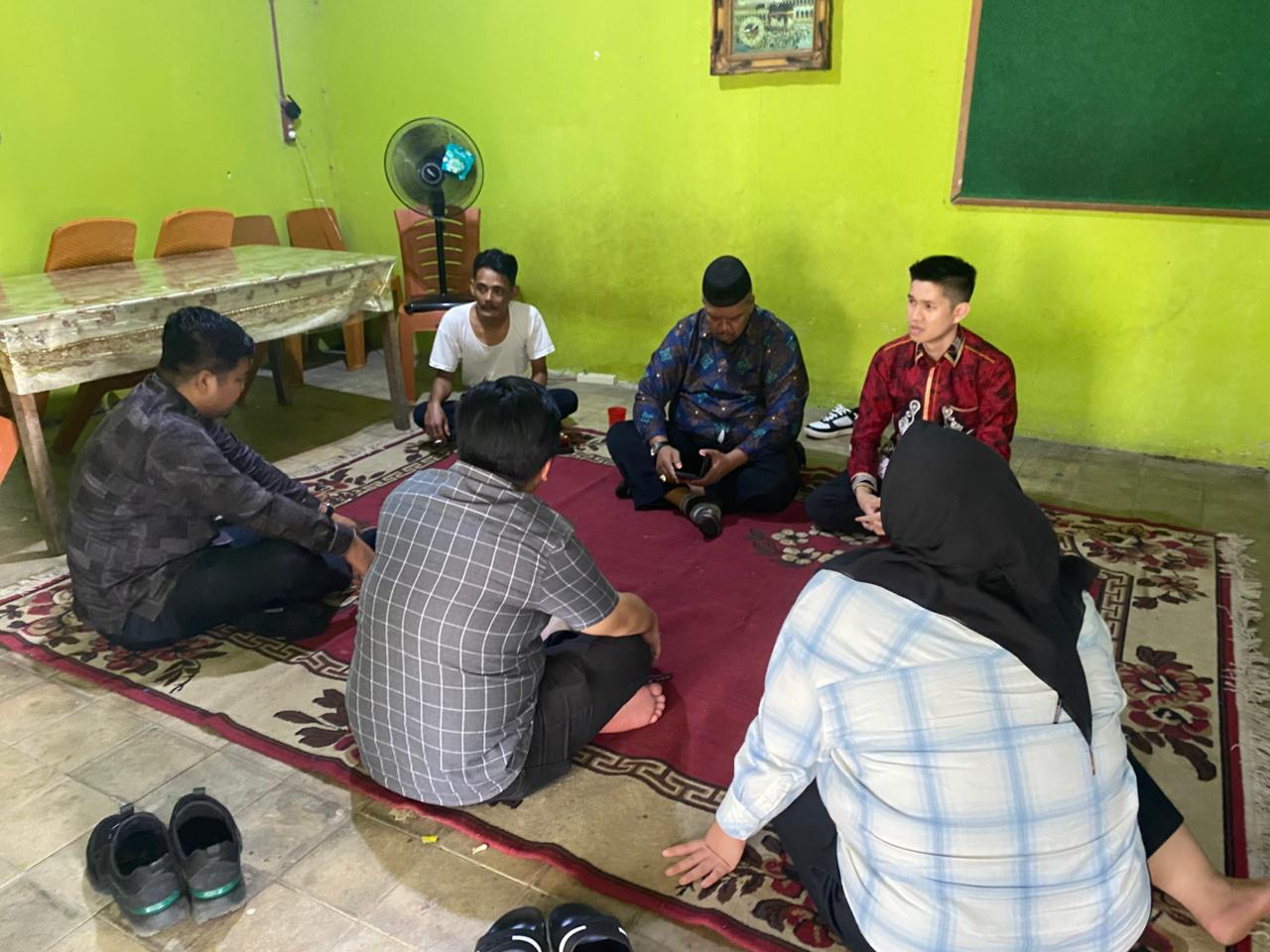 KUNJUNGAN: Komisi I DPRD Tapin saat berada di asrama mahasiswa Tapin yang ada di Banjarbaru.
