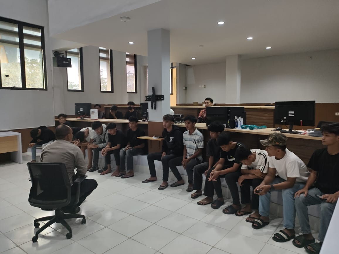 PEMBINAAN: Belasan remaja dilakukan pembinaan dan membuat pernyataan di hadapan kepolisian.