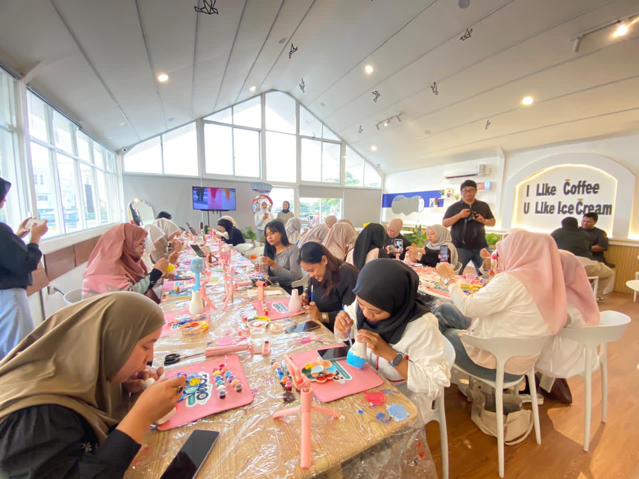 KREATIF:Bersama Fun Loving Friends, para peserta diajak melukis dekoratif pada media vas bunga.
