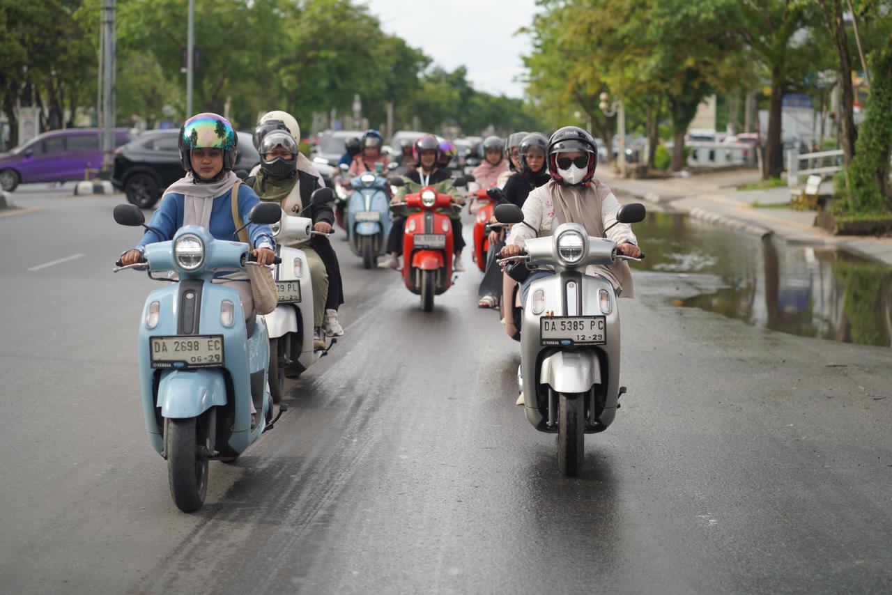 RIDING BARENG:Para peserta Fomo Fazzio berkendara naik Yamaha Fazzio dari Dealer PT STSJ Yamaha Km 2 Banjarmasin menuju ke Next Km 7 Kabupaten Banjar.