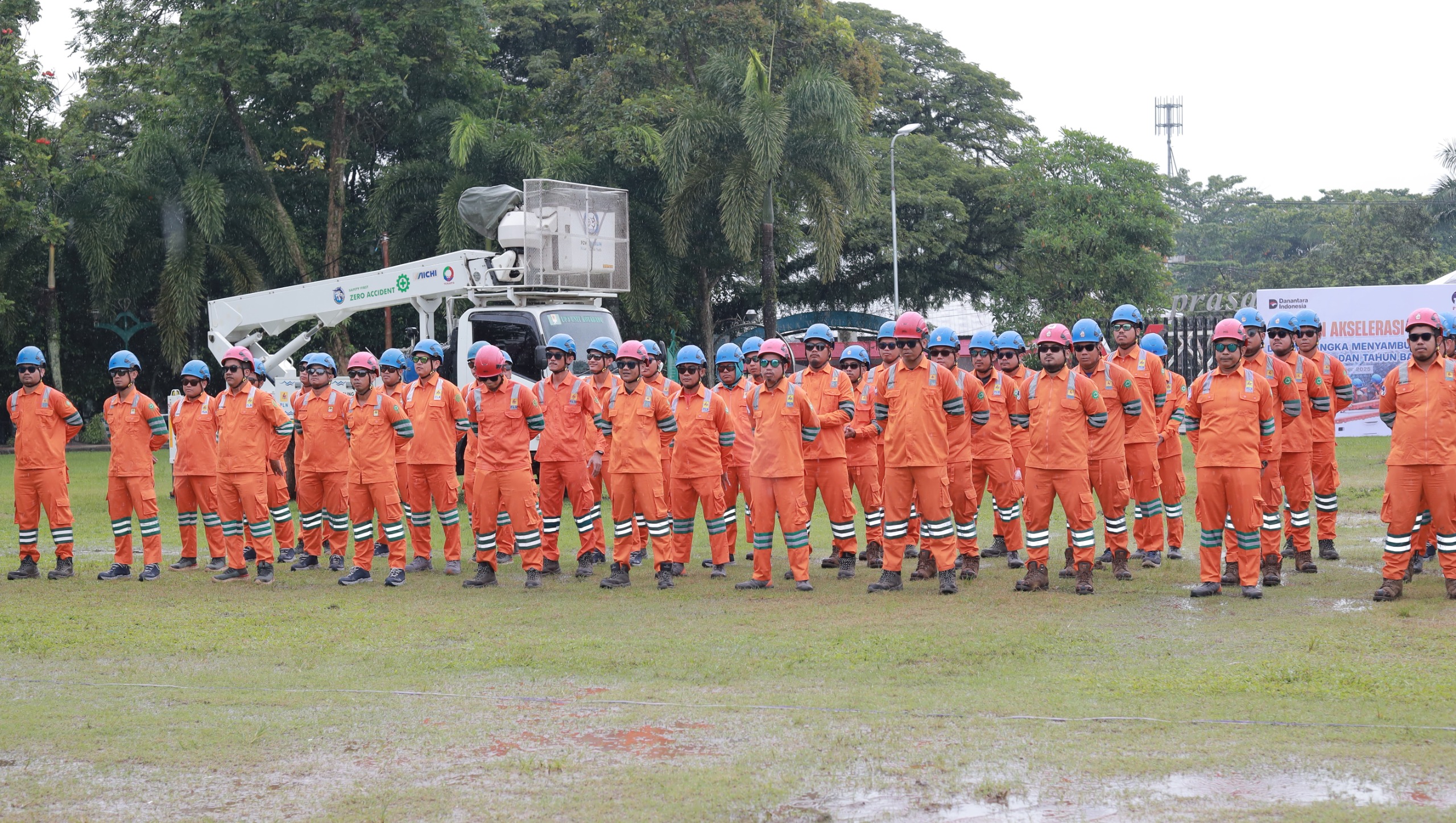 PEMELIHARAAN:Dalam program GAES PDKB ini, PLN mengerahkan 47 personel dari 6 tim PDKB untuk menyelesaikan 144 titik work order, didukung 6 unit mobil High Voltage Insulated Skylift.