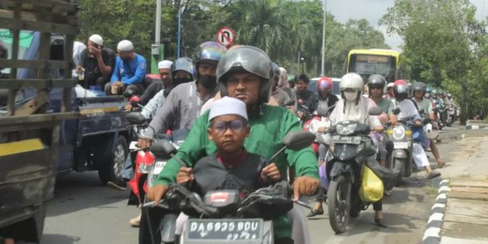 PADAT: Rombongan jemaah memadati Jalan A Yani, Kota Banjarbaru saat pelaksanaan Haul ke-19 Guru Sekumpul, Januari 2024 lalu.