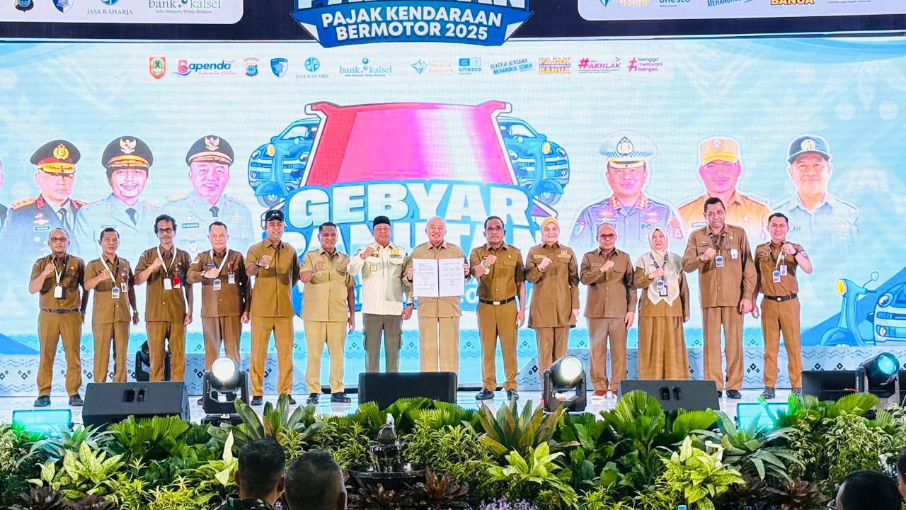 PRESTASI:Bupati Kabupaten HSU, H Sahrujani (enam dari kanan) hadiri Puncak Gebyar PKB Provinsi Kalsel digelar di Aula Idham Chalid, Banjarbaru, Selasa (16/12/2025).