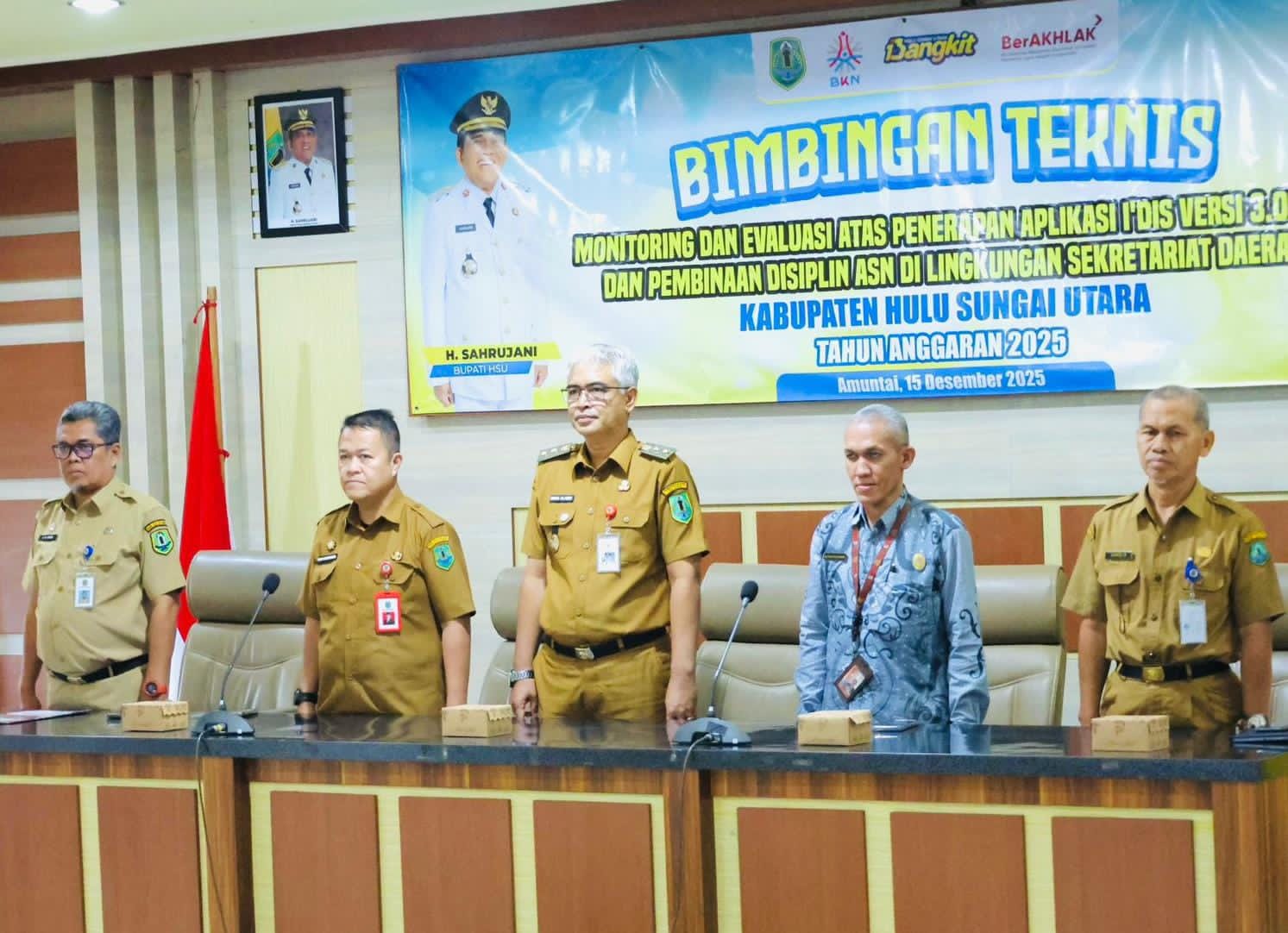 MOMEN:Wakil Bupati Kabupaten HSU, Hero Setiawan membuka Bimtek Aplikasi I&rsquo;DIS versi 3.0 BKN dan Pembinaan Disiplin ASN di Gedung Agung Lantai II, Amuntai, Senin (15/12/2025).
