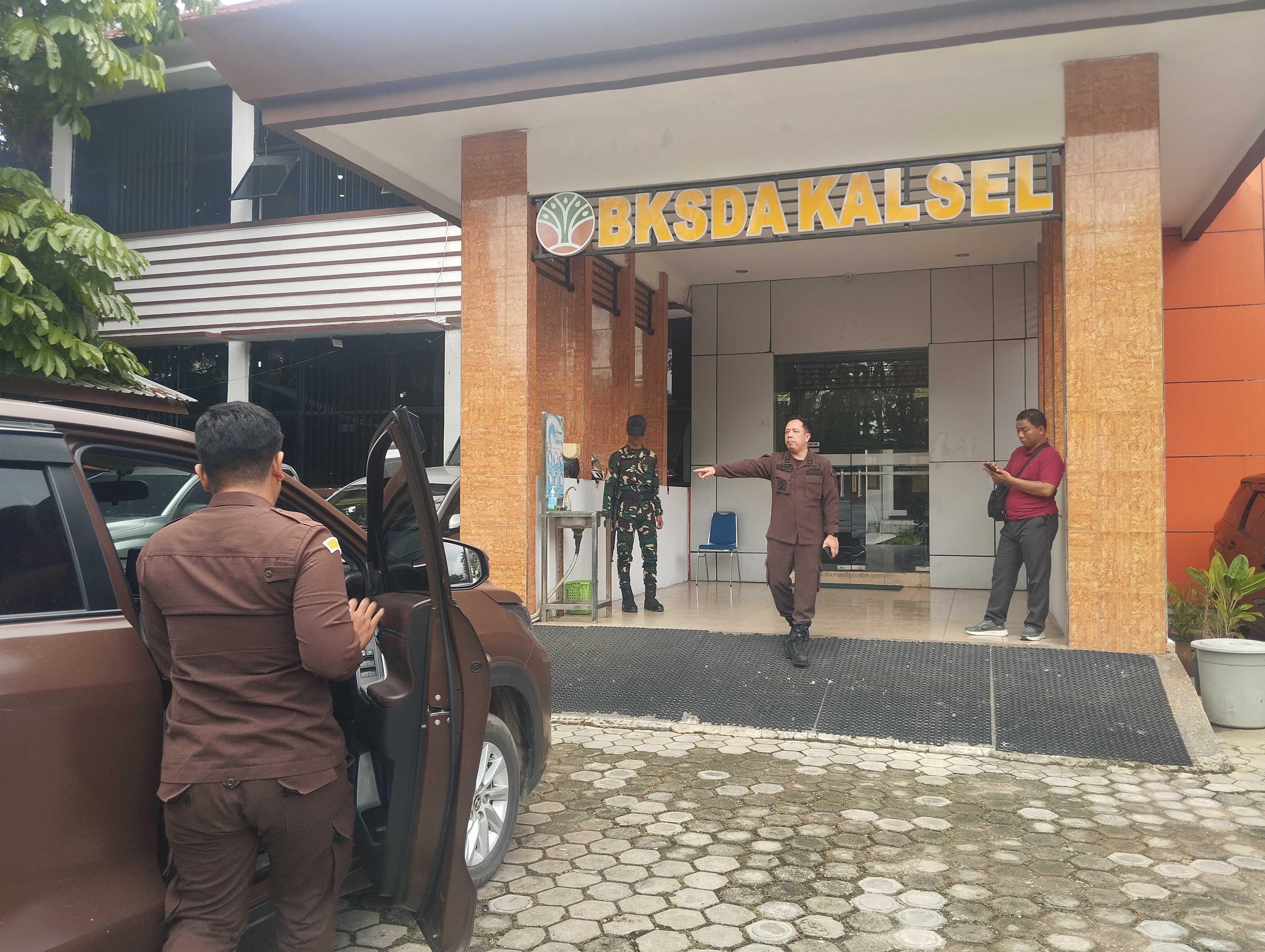 Tim Kejaksaan Tinggi Kalimantan Selatan menggeledah Kantor BKSDA Kalsel di Jalan Bhayangkara, Banjarbaru, Selasa (17/12/2025). Penggeledahan dijaga ketat aparat bersenjata.