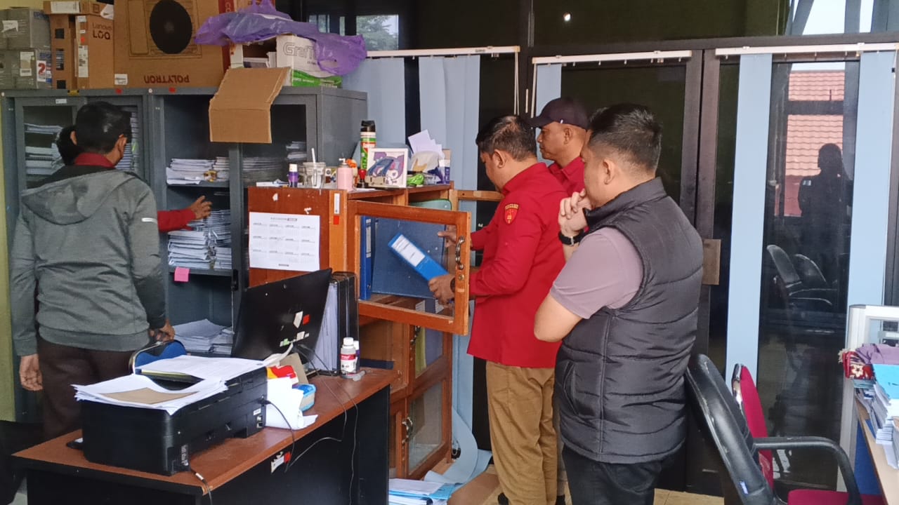 Tim Penyidik Pidsus Kejati Kalsel menggeledah Kantor BKSDA Kalimantan Selatan di Banjarbaru, Selasa (17/12/2025), terkait dugaan penyalahgunaan wewenang dan penyelewengan dana kerja sama periode 2021&ndash;