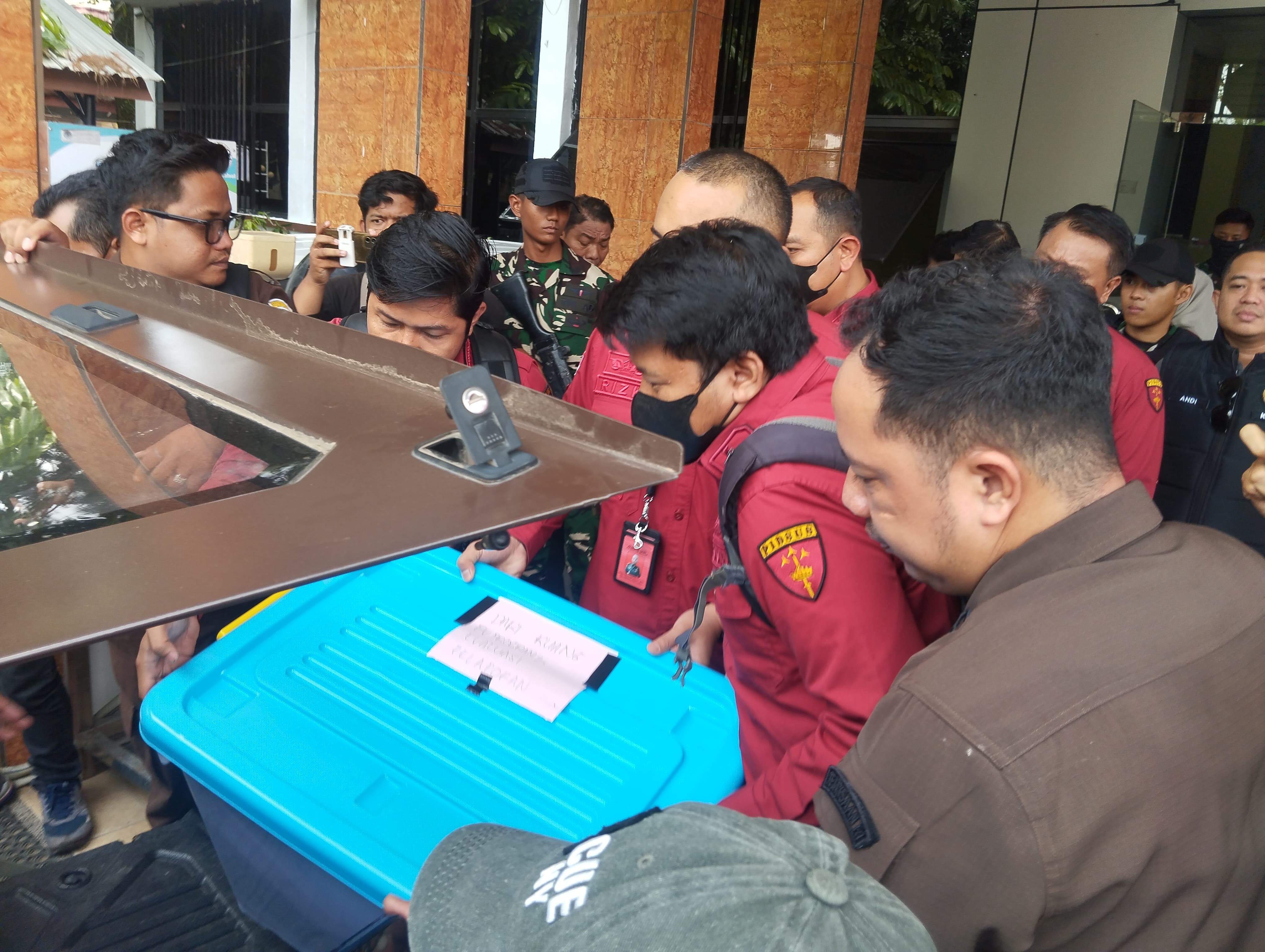 angkut: tiga kotak besar berisi berkas dugaan penyelewengan dana dibawa diangkut pihak Kejati Kalsel (Sheilla/Radar Banjarmasin)