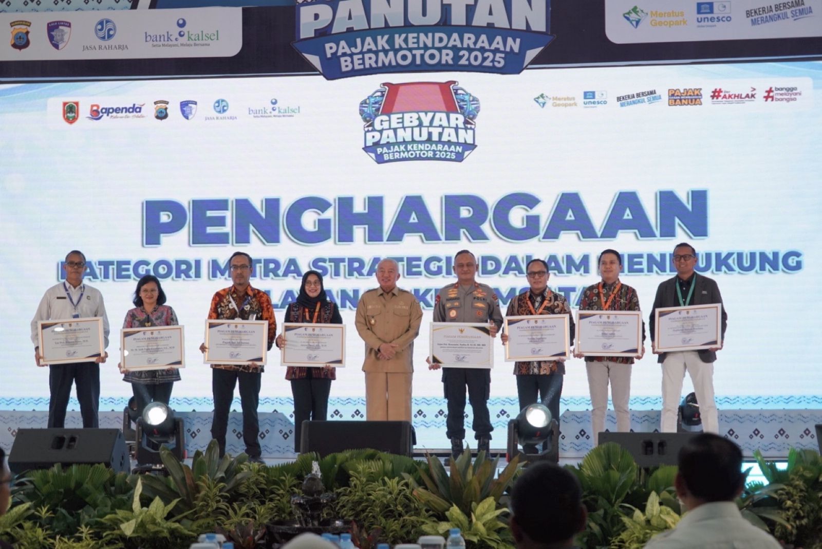 PENGHARGAAN:Jadi ruang edukasi, PNM raih penghargaan dari Pemprov Kalsel.