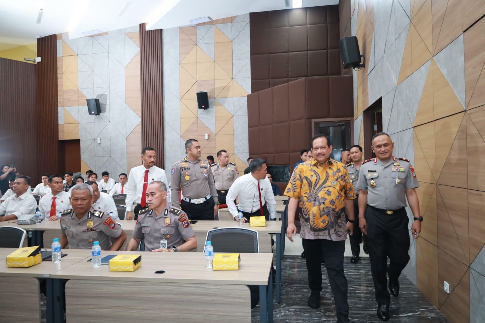 KUNJUNGAN KERJA:Anggota Komisi III DPR RI, Irjen Pol (P) Rikwanto saat Kunker ke Polda Kalsel, Senin (15/12/2025).