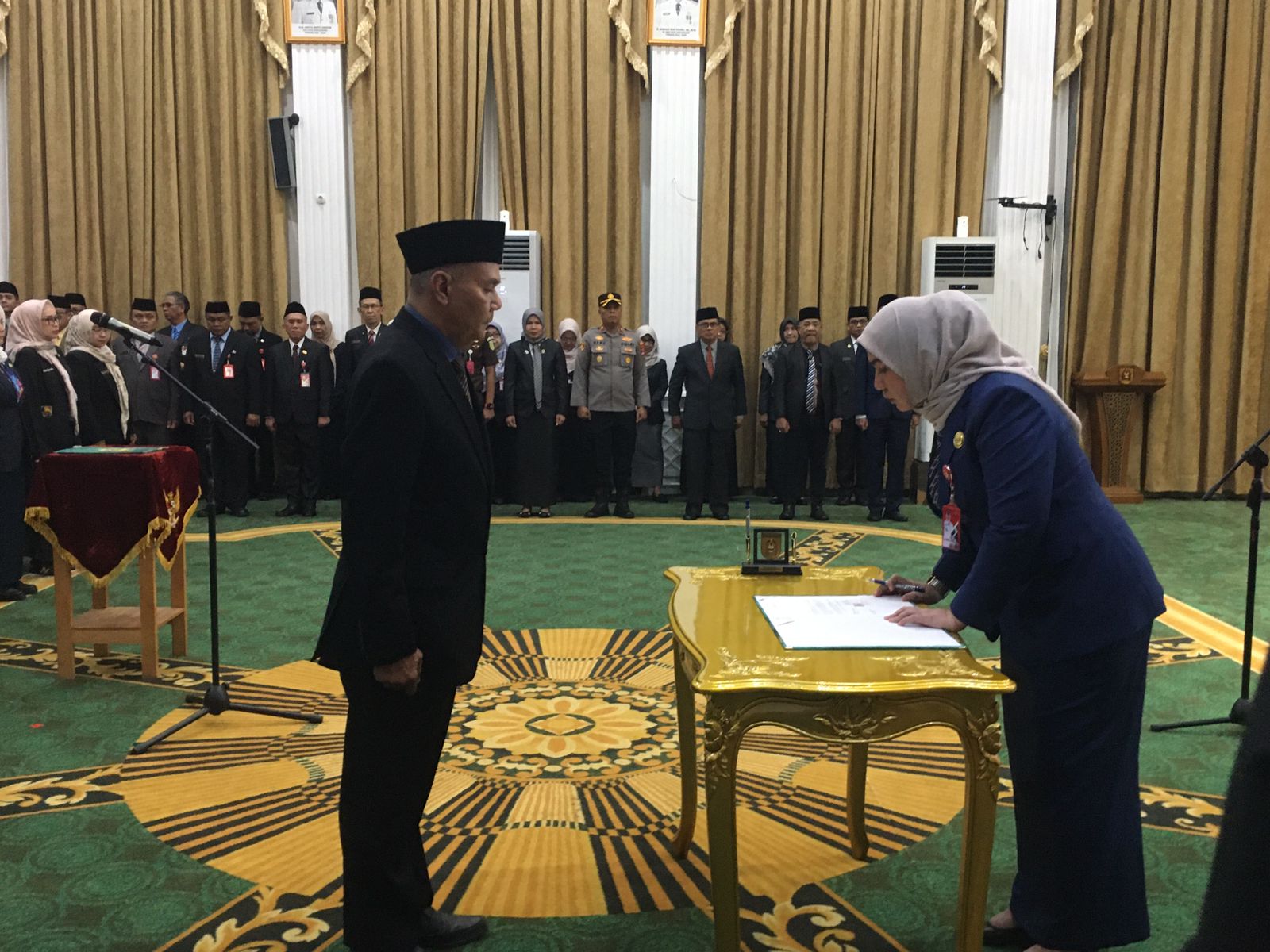 DILANTIK: Sejumlah pejabat di lingkup Pemko Banjarbaru dilantik langsung oleh Wali Kota Banjarbaru Lisa Halaby, Selasa (16/12) sore.