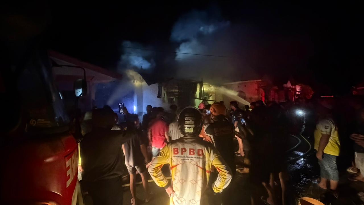 PADAMKAN API: Petugas pemadam kebakaran saat memadamkan api yang membakar sebuah rumah di Kecamatan Lokpaikat.