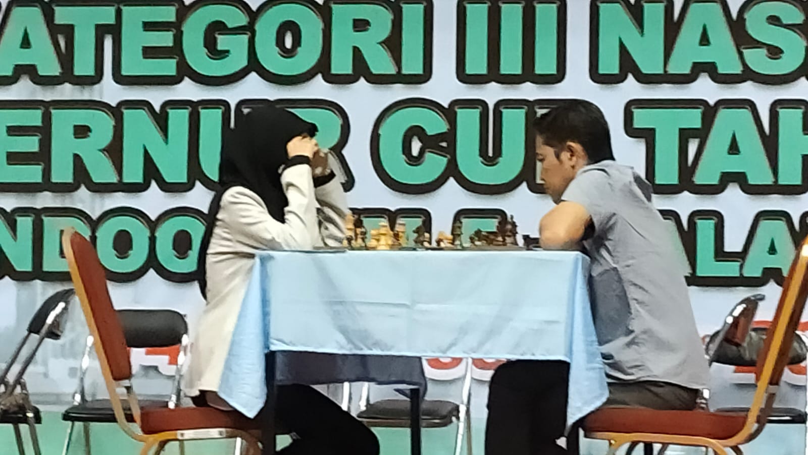 FOKUS: WNM Nishfa Dayyana (kiri) saat memberikan perlawanan ketat pada IM Anjas Novita di Gubernur Cup Kategori III Nasional yang digelar di Palangka Raya Provinsi Kalimantan Tengah.