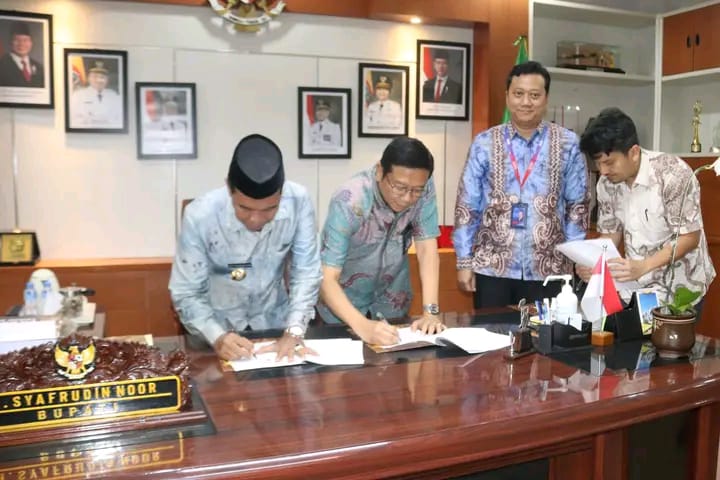 KOLABORASI: Bupati HSS Syafrudin Noor tandatangan surat kesepakatan kerja sama dengan stakeholder terkait.