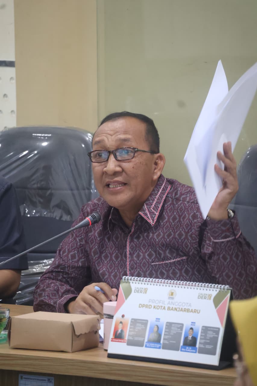 MENYAMPAIKAN: Ketua Pansus IX DPRD Banjarbaru, Tarmidi