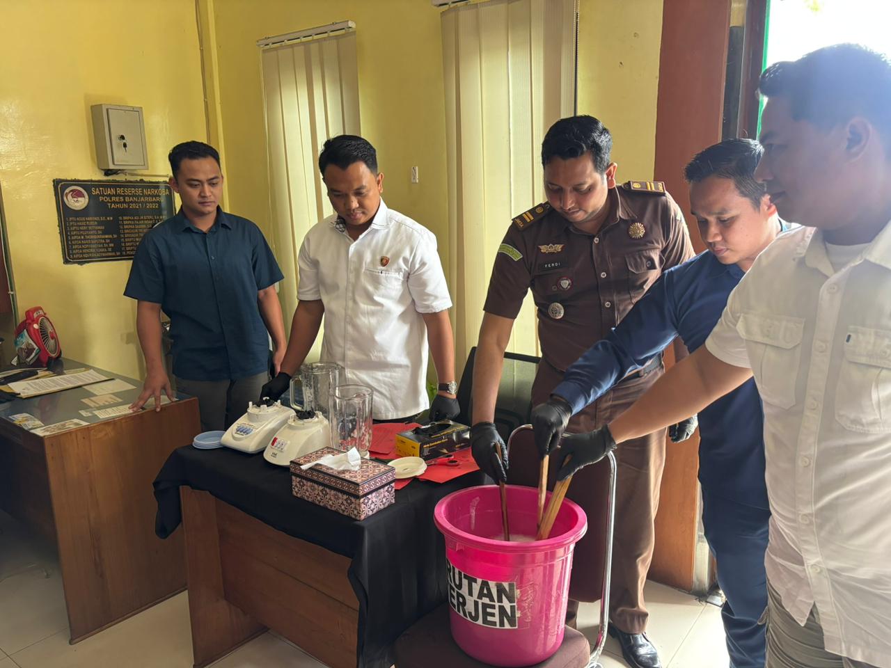 PEMUSNAHAN: Ratusan gram sabu dimusnahkan.