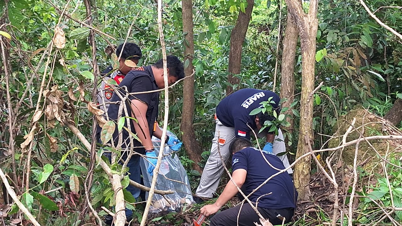 PENEMUAN: Kepolisian melakukan identifikasi penemuan kerangka manusia di Jalan Sidomulyo Permai, Kelurahan Landasan Ulin Timur, Kecamatan Liang Anggang, Rabu (17/12)