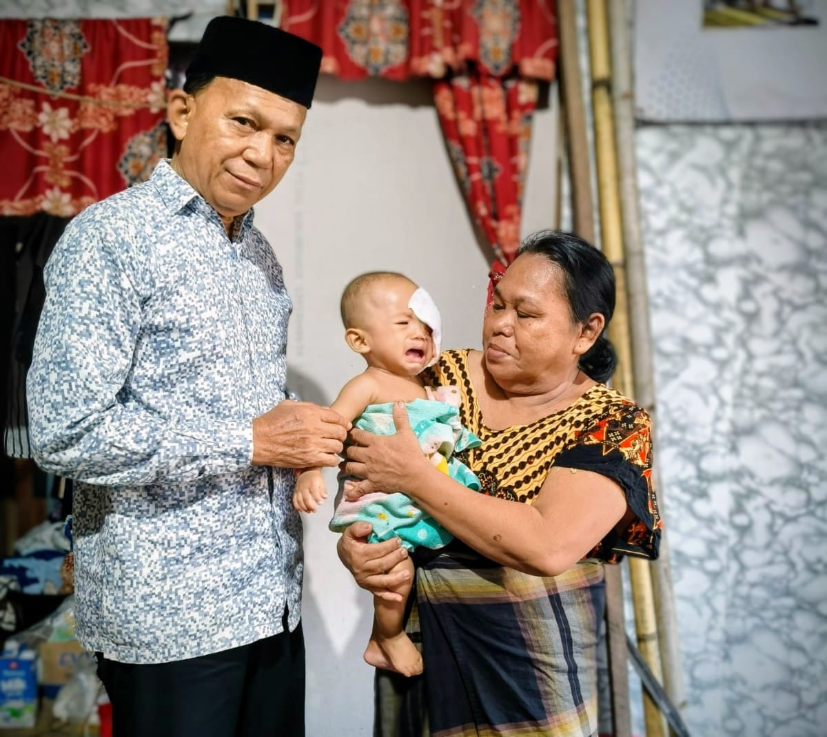 KEPEDULIAN: Wakil Ketua DPRD HSU H Mawardi hadir memberikan bantuan ke keluarga bayi penderita tumor ganas di Desa Sungai Tabukan, Kecamatan Sungai Tabukan, Rabu (17/12/2025).