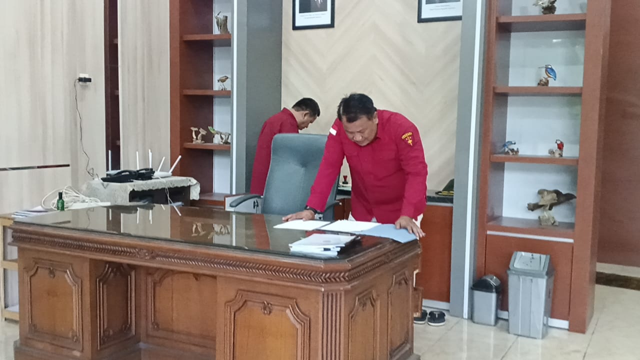 PENGGELEDAHAN: Tim Penyidik Kejati Kalimantan Selatan menggeledah salah satu ruangan Kantor BKSDA Kalsel di Jalan Bhayangkara, Banjarbaru.