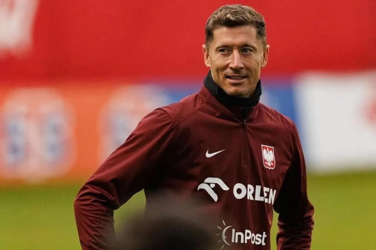 DIKABARKAN: Absen lagi di Copa Del Rey, Robert Lewandowski dikabarkan segera susul Lionel Messi di Inter Miami. (@_rl9)