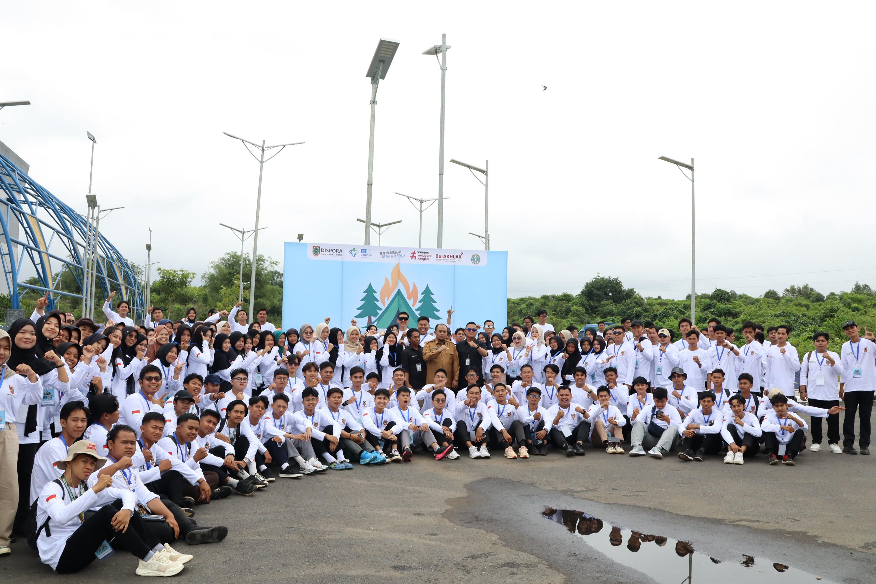 Peserta Kemah Pemuda 2025 dari berbagai organisasi kepemudaan se-Kalimantan Selatan mengikuti rangkaian kegiatan di kawasan GOR Babussalam, Banjarbaru, Selasa (16/12/2025). (dok dispora)