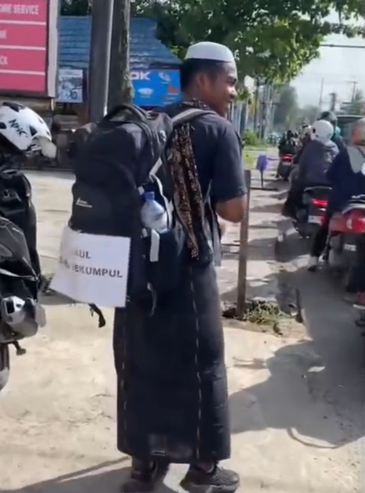 Jemaah momen 5 Rajab, Fadil tampak melakukan perjalanan dari Solo ke Martapura hanya berjalan kaki. (Tangkap layar video warga)
