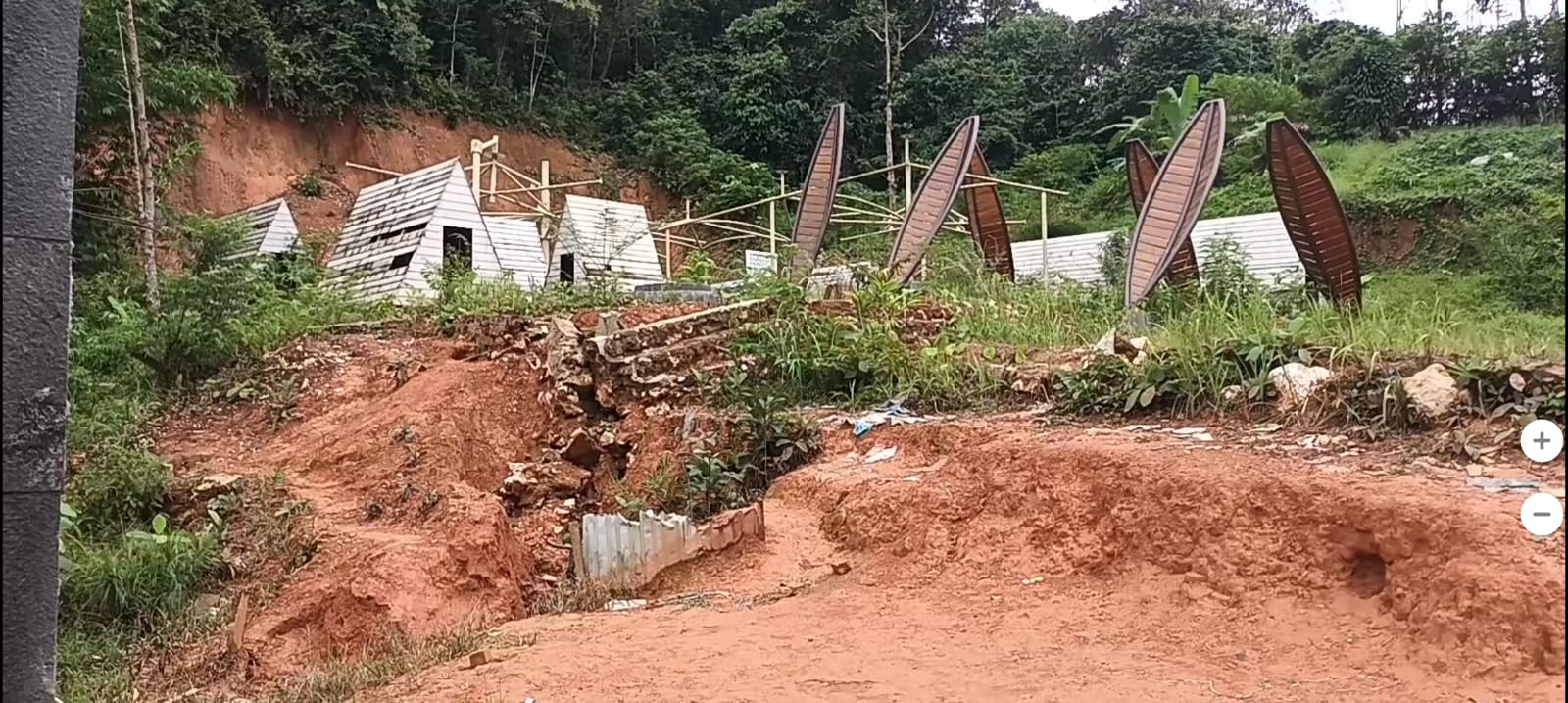 RUSAK : Kondisi rest area Kaltim-Kalsel di Tabalong yang rusak dan terbengkalai.  (Foto : Ibnu Dwi Wahyudi/ Radar Banjarmasin)