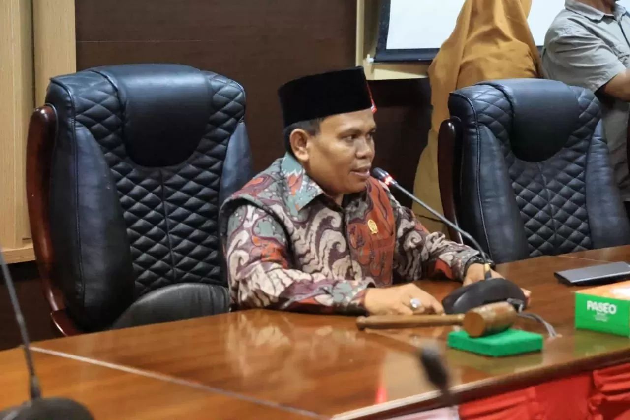 BERI PANDANGAN: Wakil Ketua DPRD Tanah Bumbu, Hasanuddin, menyampaikan pandangan dalam rapat dengar pendapat di Gedung DPRD Tanah Bumbu. (Foto: Hasanuddin untuk Radar Banjarmasin)