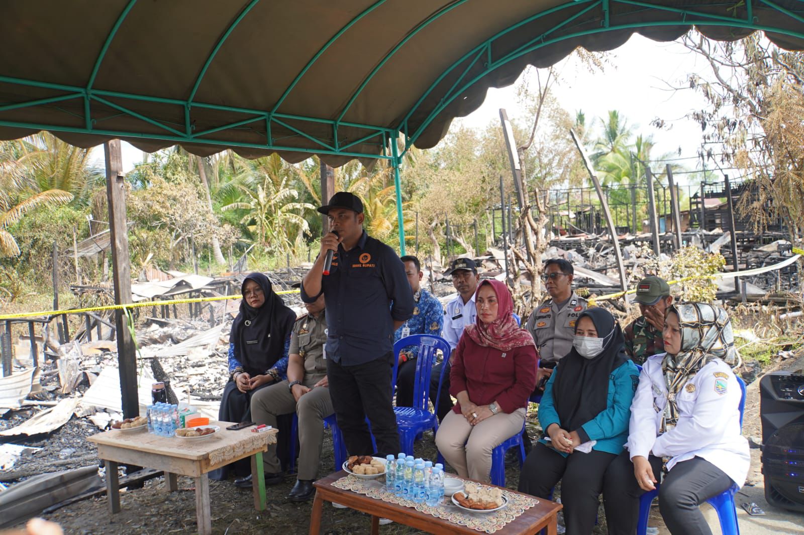 BERJANJI: Wabup Syairi Mukhlis berbicara saat meninjau kepada masyarakat di lokasi kebakaran Pulau Laut Timur. Foto: Prokopim untuk Radar Banjarmasin.