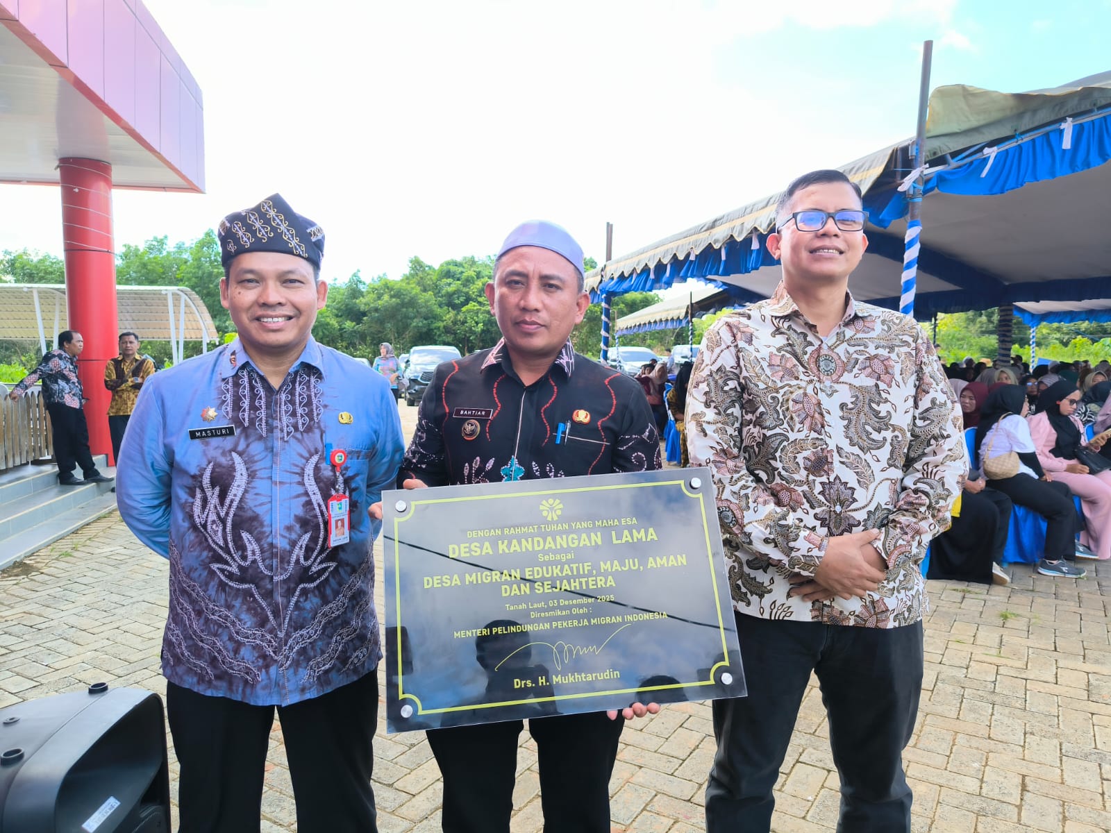 DITETAPKAN : Kepala Desa Kandangan Lama, Bahtiar (tengah) didampingi Kepala BP3MI Kalimantan Selatan, Ady Eldiwan (kanan) dan Asisten Bidang Perekonomian dan Pembangunan, Masturi foto bersama. (Foto :