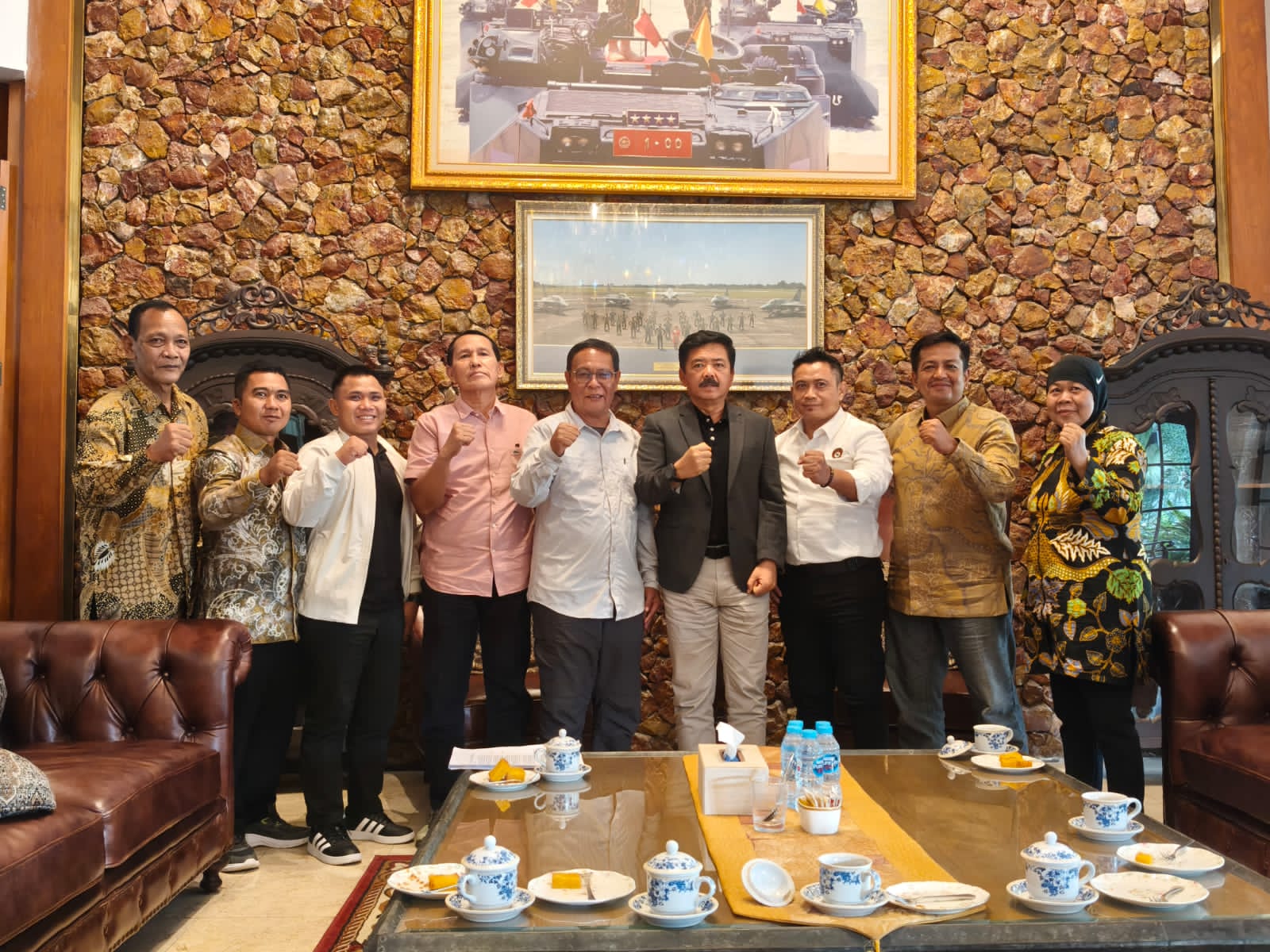 SILATURAHMI:Ketum Forki Kalsel, H Sahbirin Noor atau Paman Birin, beserta jajaran bersilaturahmi ke Ketua PB FORKI Pusat, Marsekal (Purn) Hadi Tjahjanto di Jakarta, Selasa (16/12/2025).
