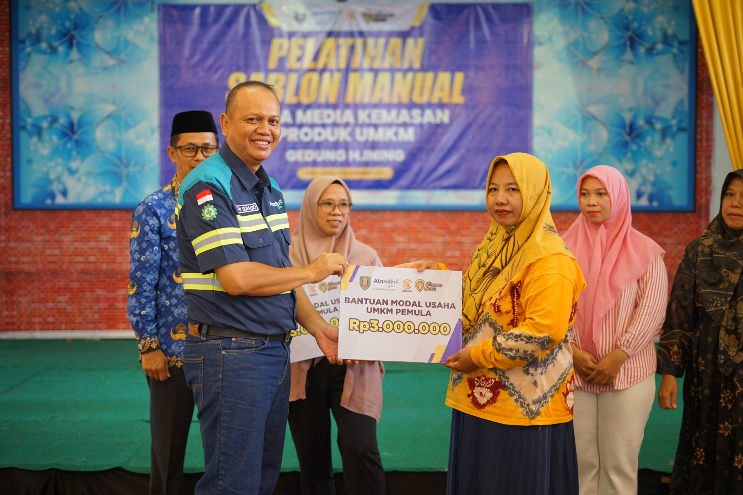 SERAHKAN BANTUAN:Department Head General Affair PT SIS, Heri Subagio menyerahkan bantuan kepada Perwakilan Sarleta, Tri Utami.