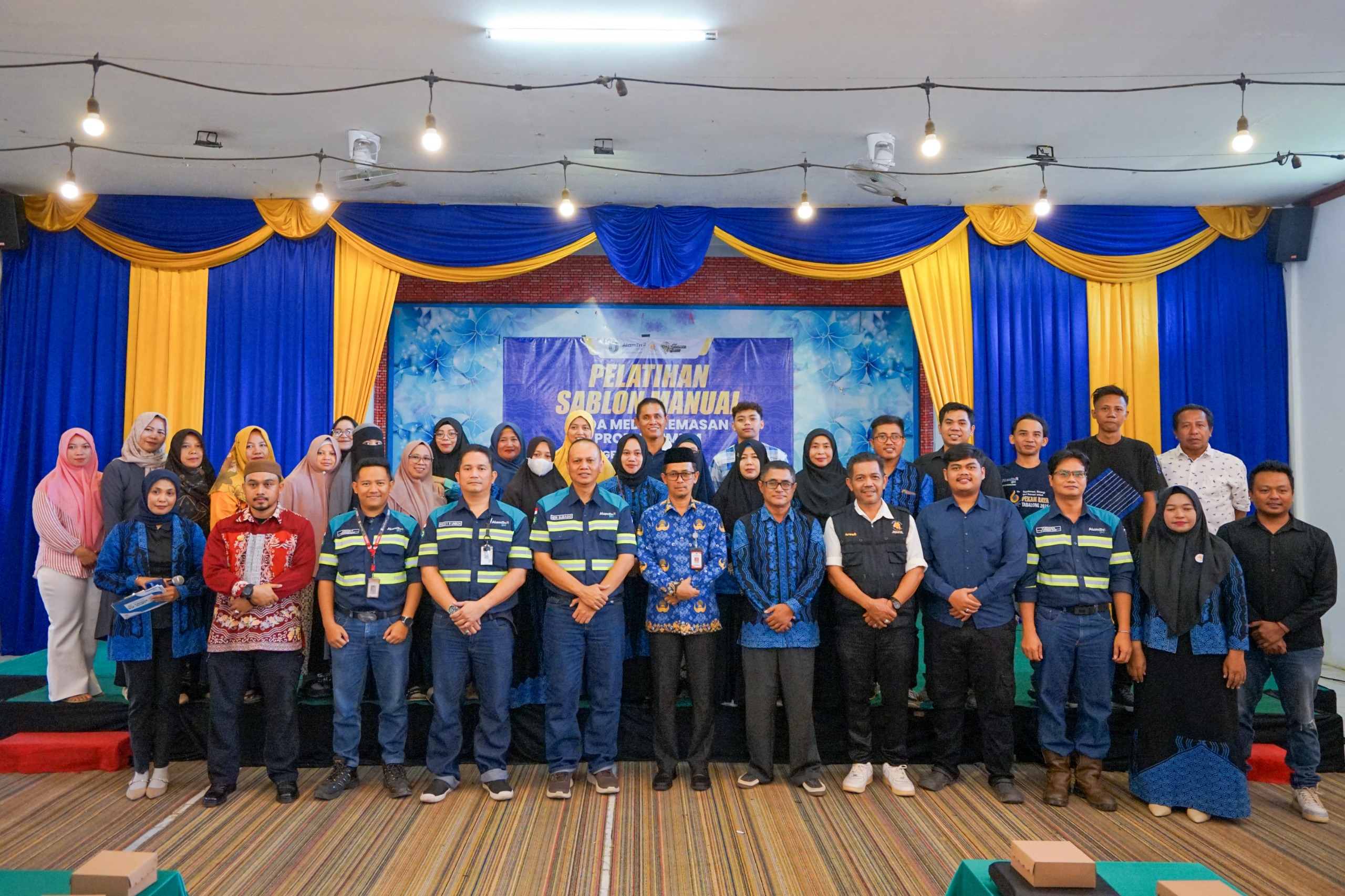 FOTO BERSAMA : Manajemen PT SIS berpose bersama para pelaku UMKM perkumpulan Sarleta.