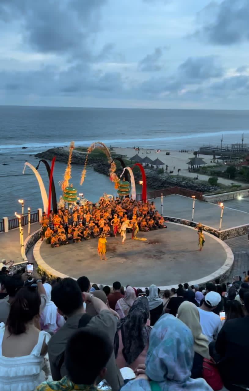 TARI KECAK: Bali, jadi salah satu destinasi wisata yang banyak dikunjungi wisatawan asal Kalsel.