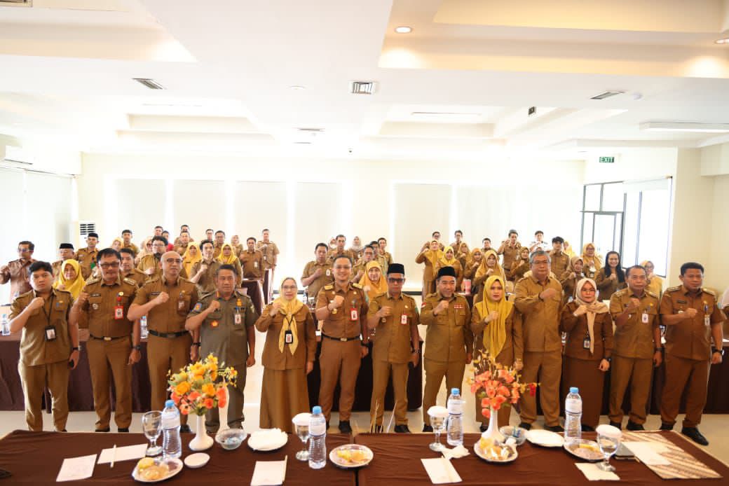 FOTO BERSAMA:Pemerintah Kabupaten Tanah Bumbu berfoto bersama usai Ekspose RPKD 2025&ndash;2028 di Hotel Ebony Batulicin, Selasa (16/12/2025).