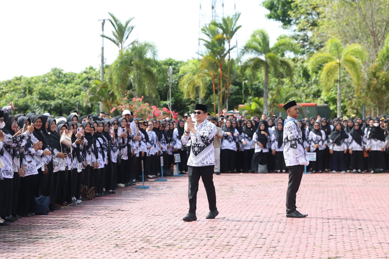 SAPA GURU:Bupati Tanah Bumbu Andi Rudi Latif menyapa para guru saat peringatan HUT ke-80 PGRI dan Hari Guru Nasional 2025 di Batulicin.